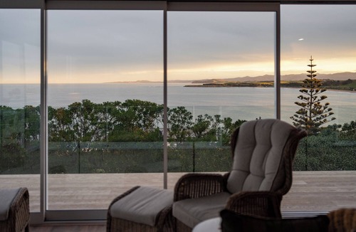 Kakanui House | Immaculate Modern House with Stunning Ocean Views. Perfect for Friends & Couples