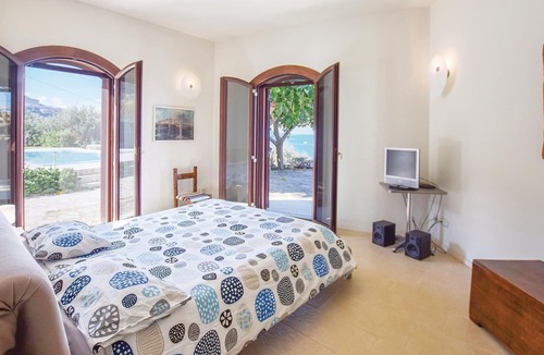 Pizzo House | In a land characterized by coves, promontories, white sandy beaches and crystal clear sea in the Tyr