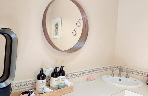 Sandy Bay Villa | Incredible Waterview - 4 Bedroom Hobart Waterside Cottage