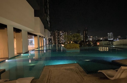 Kampung Puah Seberang Apartment | Infinite Pool! Room in Kuala Lumpur