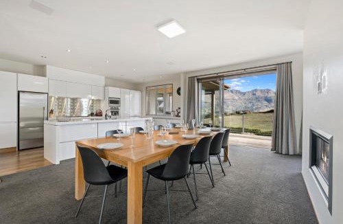 Wanaka House | Infinity Views - Modern Wanaka Holiday Home
