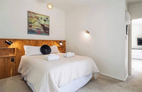 Kawaha Point House | Inn Manahi - Sun Deck and Great Lake Views