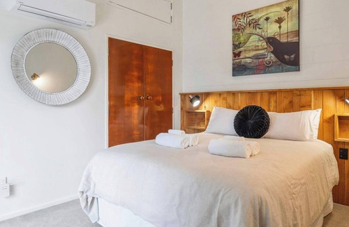 Kawaha Point House | Inn Manahi - Sun Deck and Great Lake Views