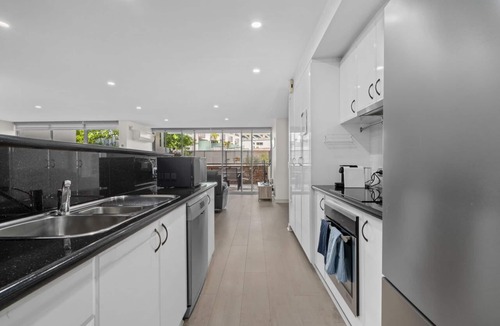 Sullivan's Cove Apartment | Inner City Modern Apartment With Secure Parking
