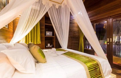 Mushroom Bay Hotel | Island Cabanas King bed