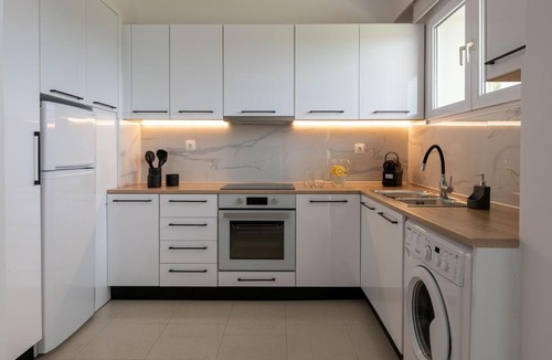 Petaloudes Apartment | Island Hills