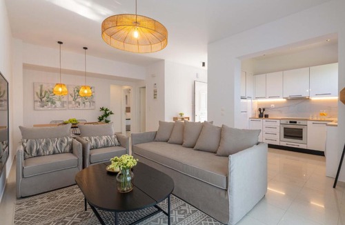 Petaloudes Apartment | Island Hills