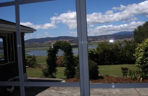Riverside Cottage | Island Views-Graham's Cottage Country Style