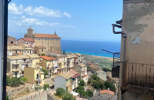 Contrada Taverna House | Holiday Home 'Casa Del Sole' with Private Terrace and Air Conditioning
