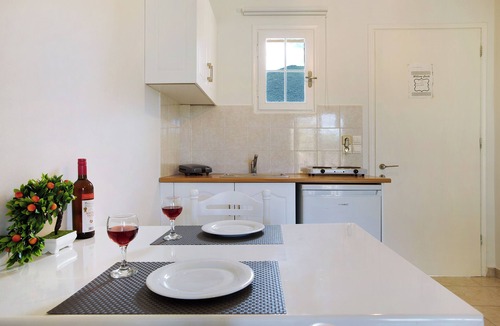 Alykes Apartment | JHoliday Apartment "Tropical 1" with Shared Garden, A/C & Wi-Fi