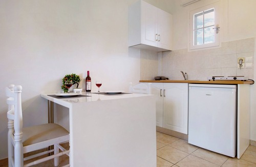 Alykes Apartment | JHoliday Apartment "Tropical 1" with Shared Garden, A/C & Wi-Fi