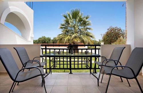 Alykes Apartment | JHoliday Apartment "Tropical 1" with Shared Garden, A/C & Wi-Fi
