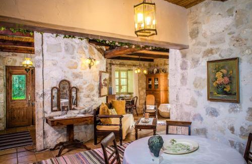 Ano Vasilikos House | Jianni's Villa - Stone Villa in the Greenery!