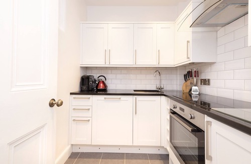 Old Town Apartment | JOIVY Charming 2-Bed Flat Near Edinburgh Castle