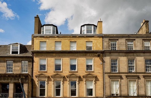New Town Apartment | JOIVY Luxury George Street Apartments: Edinburgh Suite
