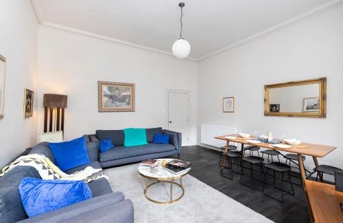 Old Town Apartment | JOIVY Sophisticated Apt near Edinburgh Castle