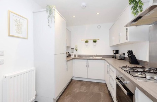 Glasgow House | JOIVY Stylish House with Garden