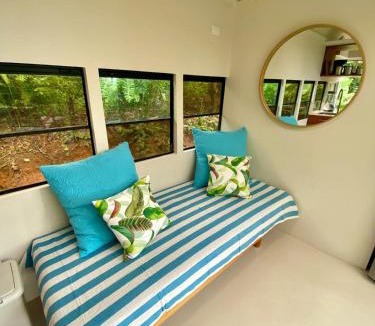 Savegre House | Jungle Bus, 5 min drive to PlayaLinda, 15 to Dominical, Wifi Starlink