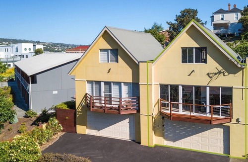 Launceston CBD Apartment | Just a stone's throw away from central Launceston.