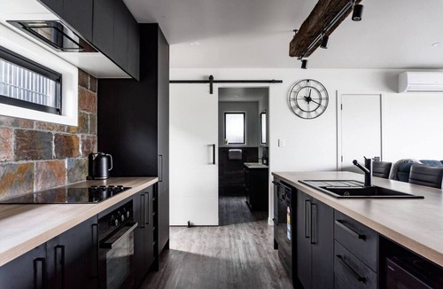 Raglan House | Kaitoke Retreat & Studio 10 guests Waterfront