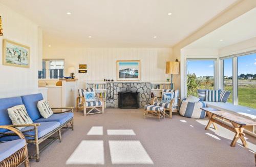 Waikanae House | Kapiti Panorama - Waikanae Beach Holiday Home