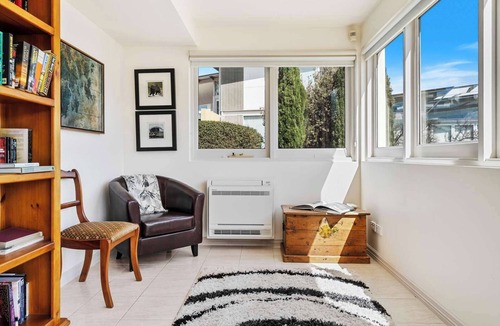 Geilston Bay Apartment | Karinya Apartment. Waterfront Views 2 Bed, 2 Bath.