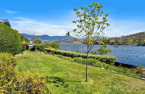 Geilston Bay Apartment | Karinya Apartment. Waterfront Views 2 Bed, 2 Bath.