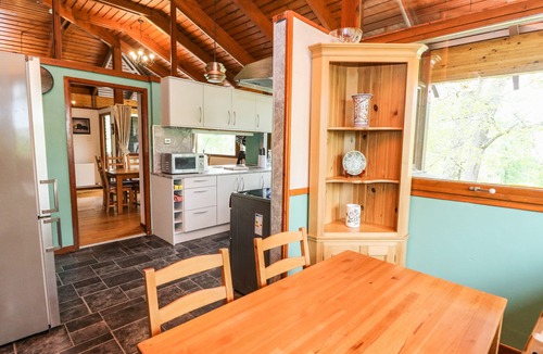 Kingussie Cottage | KATCHANA, pet friendly, with hot tub in Kincraig
