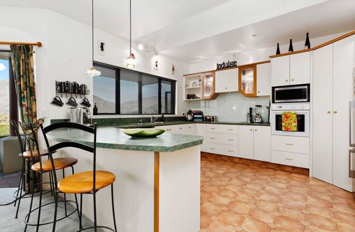 Lowburn Cottage | Kawarau Bay View - Cromwell Holiday Home