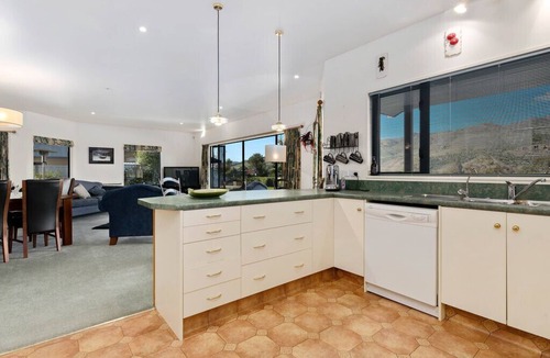 Lowburn Cottage | Kawarau Bay View - Cromwell Holiday Home