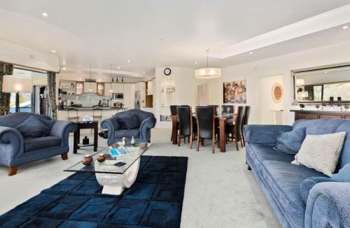 Lowburn House | Kawarau Bay View - Cromwell Holiday Home