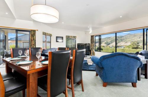 Lowburn House | Kawarau Bay View - Cromwell Holiday Home