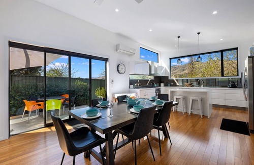 Lowburn House | Kawerau River Retreat - Cromwell Holiday Home