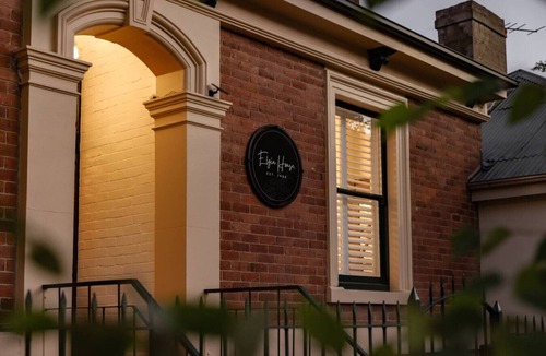 Hobart Central Business District House | King beds, fireplace, spa bath. Parking. Central.
