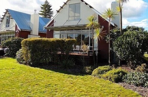 Okere Falls Cottage | Kingfisher - Hamurana Holiday Home