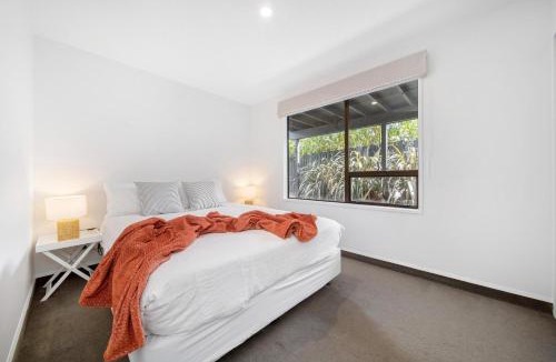 Frankton House | Kiwi style home! Views of lake. Large outdoor area