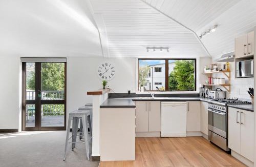 Frankton House | Kiwi style home! Views of lake. Large outdoor area