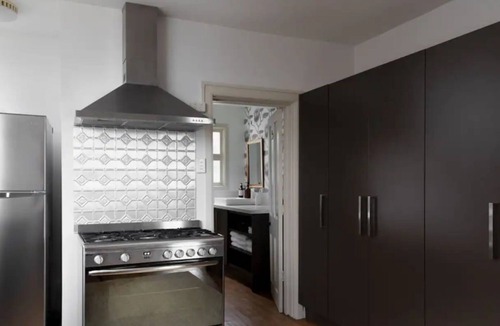 West Hobart House | Lady Victoria: Eclectic charm, walk to cafes/shops