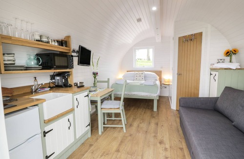 Lochmaben Cottage | LAIRD LODGE 1, romantic, with hot tub in Lochmaben