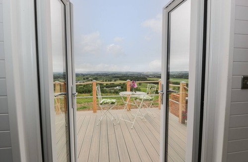 Lochmaben Cottage | LAIRD LODGE 1, romantic, with hot tub in Lochmaben