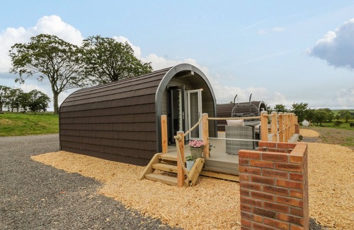 Lochmaben Cottage | LAIRD LODGE 2, romantic, with hot tub in Lochmaben