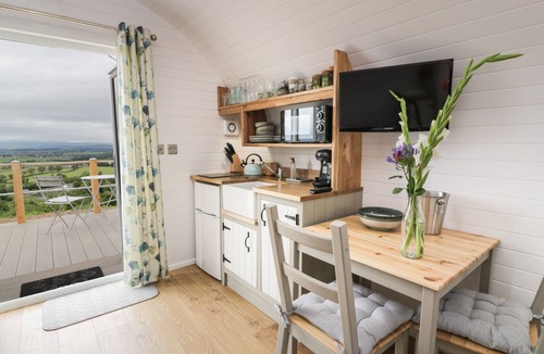 Lochmaben Cottage | LAIRD LODGE 3, with hot tub in Lochmaben