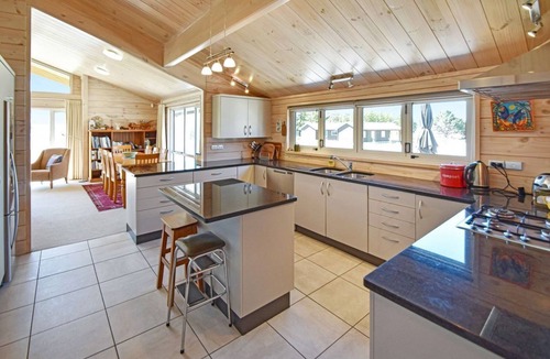 Ohau House | Lake and Mountain Views - excellent skiing, tramping, cycling and water sports