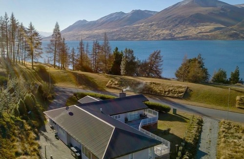 Ohau House | Lake and Mountain Views - excellent skiing, tramping, cycling and water sports