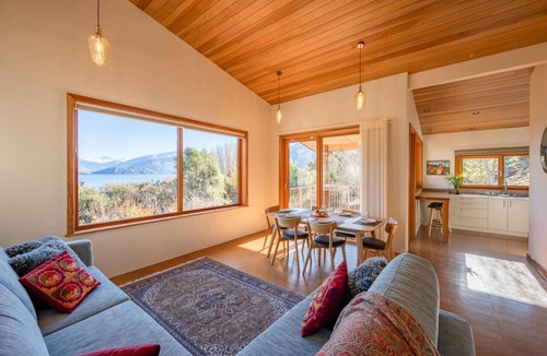 Wanaka House | Lake and mountain views from this lakeside location