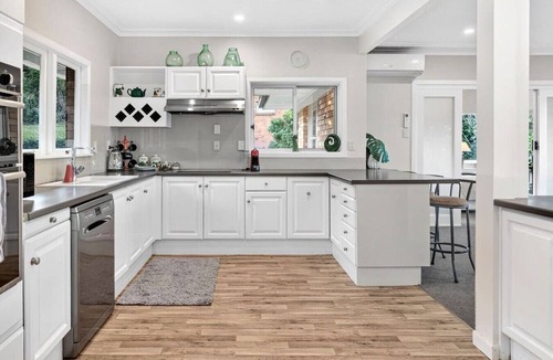 Frankton House | Lake Front Home Kids Welcome 5 Bedroom