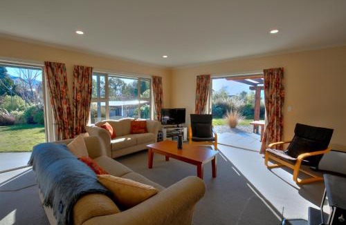 Lake Hawea House | Lake Hawea Hideaway - Lake Hawea Holiday Home