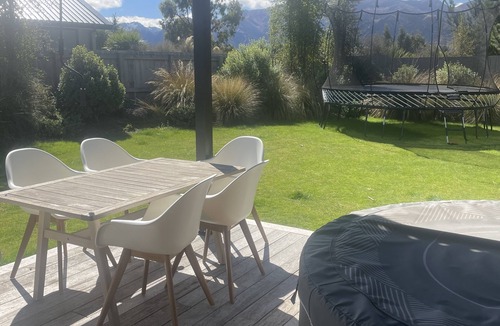 Lake Hawea House | Lake Hawea Paradise with Spa - sleeps two families.