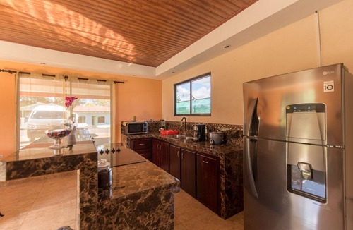 La Fortuna House | LAKE HOUSE- COZY PLACE WITH POOL AND NATURAL LAKE