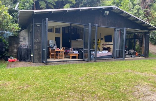 Tikitere Apartment | Lake Rotoiti - hot water creek.